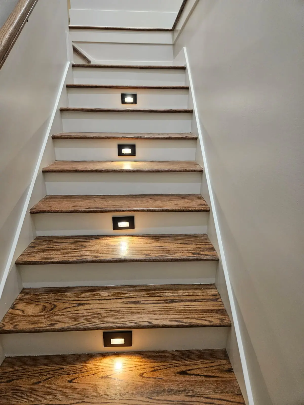 Illuminated Stairway: Modern Step Lighting
